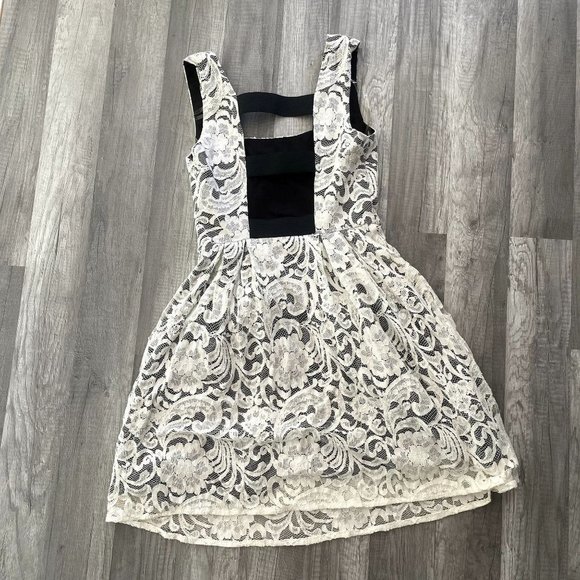 3/$30 ⭐️ Lace White Open Back Sleeveless Dress - Picture 4 of 5